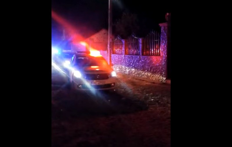 Petrecere în stradă cu cauciucuri arse, transmisă pe Facebook într-o comună din Galați