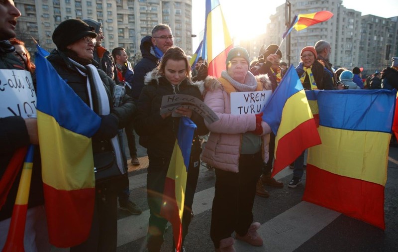 LIVE TEXT: Zeci de mii de oameni la protestul organizat de AUR în București. Mai mulți protestatari aveau asupra lor cuţite, bricege și substanţe interzise