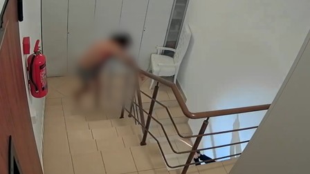 Momentul în care agentul Vlăduț Tudorache îl împușcă pe Alexandru Găzdac, pe casa scării, la etajul 14. În urmă cu câteva secunde, Alexandru fusese deja împușcat în ambele coapse