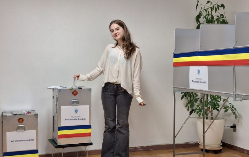 Imagini cu românii care au votat în diaspora la alegerile prezidențiale. Cel mai vârstnic alegător are 100 de ani