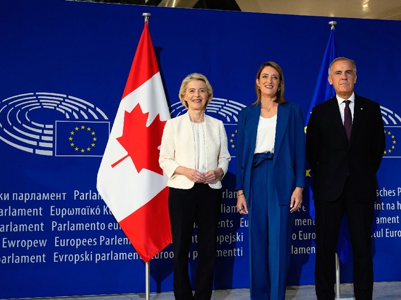 Prim-ministrul Mark Carney participă la o ceremonie de bun venit alături de președinta Parlamentului European, Roberta Metsola (în centru), și de președinta Comisiei Europene, Ursula von der Leyen (în stânga), la Parlamentul European din Strasbourg, Franța, miercuri, 16 septembrie 2026.
