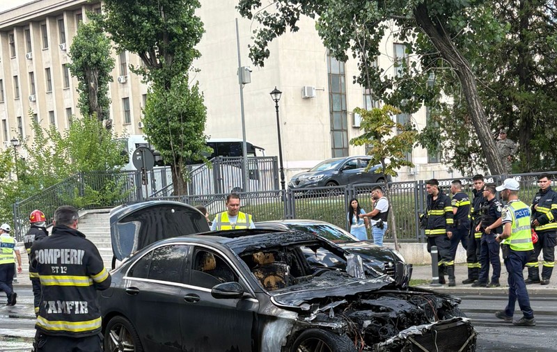 Un Mercedes a ars în fața Academiei Militare din București. Cum arată mașina după incendiu