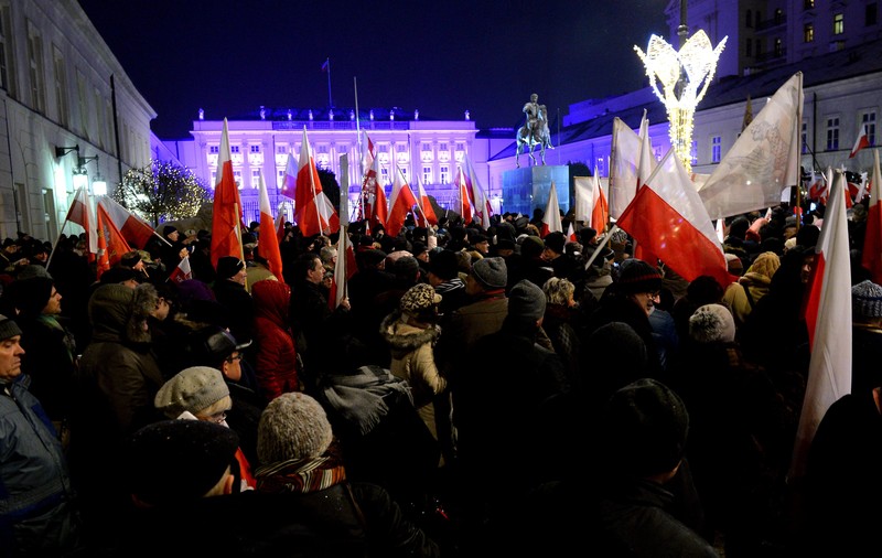 Tensiuni la Varșovia | A patra zi de proteste în Polonia. Opoziția ocupă în continuare parlamentul