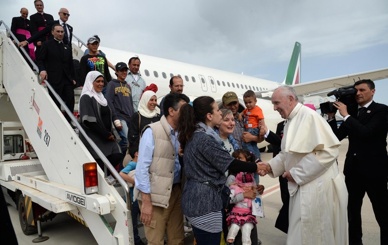 Papa Francisc a explicat de ce s-a întors la Vatican cu trei familii de imigranți musulmani | FOTO