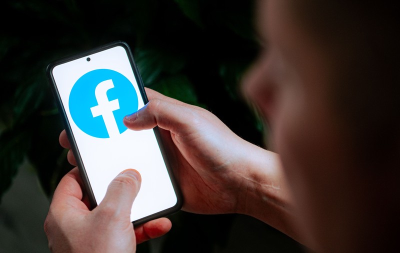 Un bărbat din Arad a promis iubire eternă, pe Facebook, unor femei, apoi le-a amăgit și le-a făcut să îi trimită mii de euro