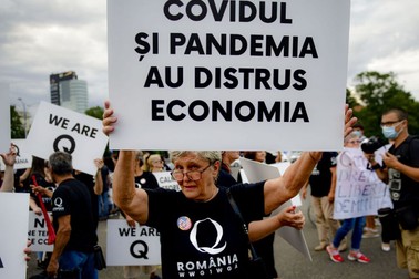 Manifestație împotriva măsurilor de limitare a răspândirii COVID, la București, la care au participat presupuși susținători ai QAnon | FOTO: Hepta