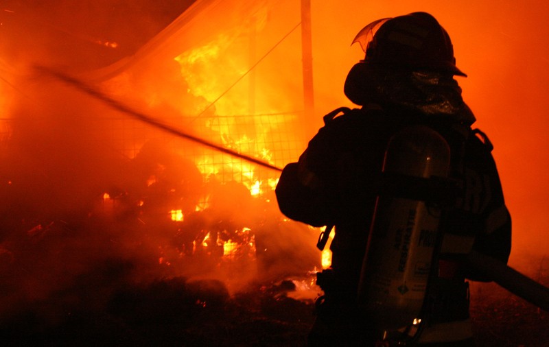 Incendiu devastator în Arad. Doi copii au murit, alţi opt au rămas pe drumuri