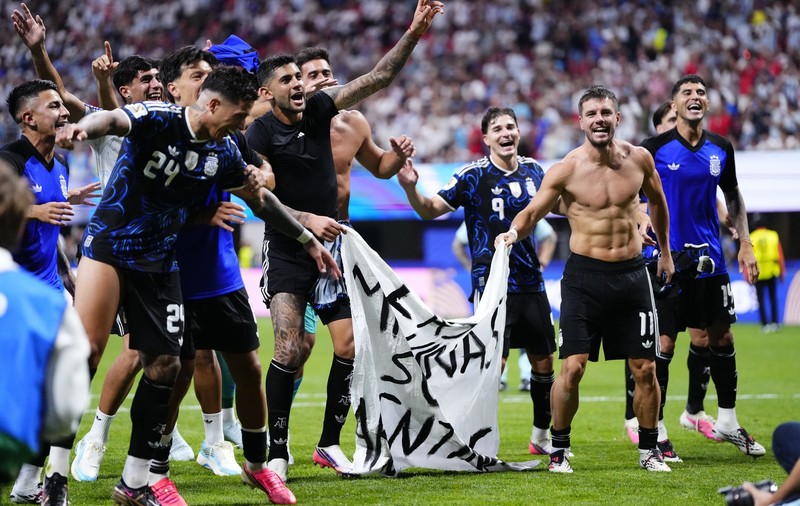 Doi jucători argentinieni au desfășurat un banner cu un mesaj politic după meciul câștigat în fața Angliei în semifinalele Campionatului Mondial de Fotbal
