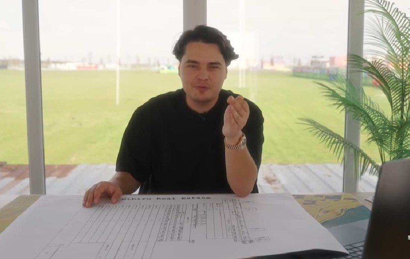 Selly prezintă povestea proiectului Nibiru, inspirată de „Beach, Please!”. Internauții pun întrebări: „Zice ceva și de construit o autostradă?”