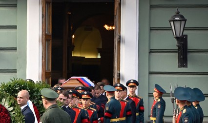 Sicriul cu trupul lui Mihail Gorbaciov, în timp ce este scos din Casa Sindicatelor de la Moscova, la finalul funeraliilor de sâmbătă, 3 septembrie. Foto: Profimedia