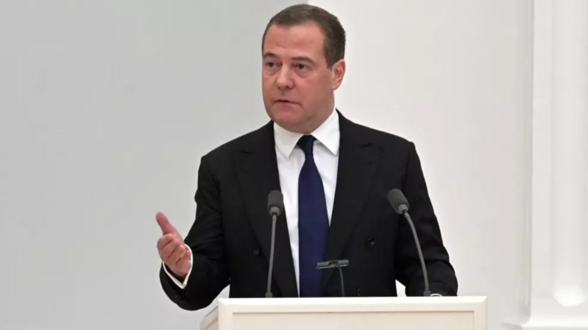 Dmitri Medvedev, la tribună, îmbrăcat în costum negru, cu cămașă albă și cravată neagră Foto: Hepta