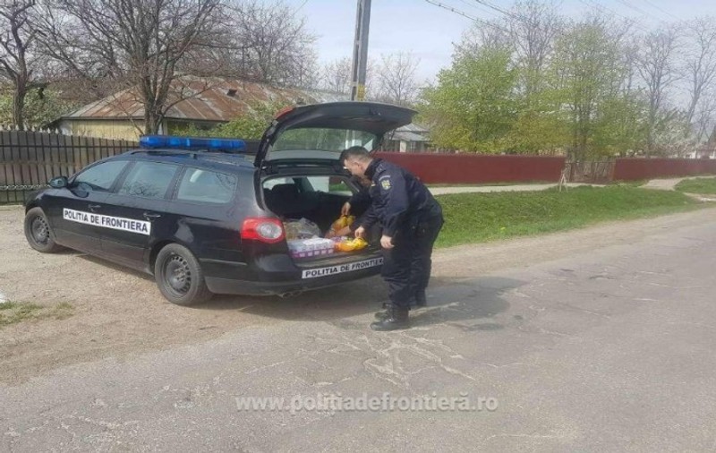 Polițiștii de frontieră din Botoșani s-au transformat în „Iepuraşul de Paște”
