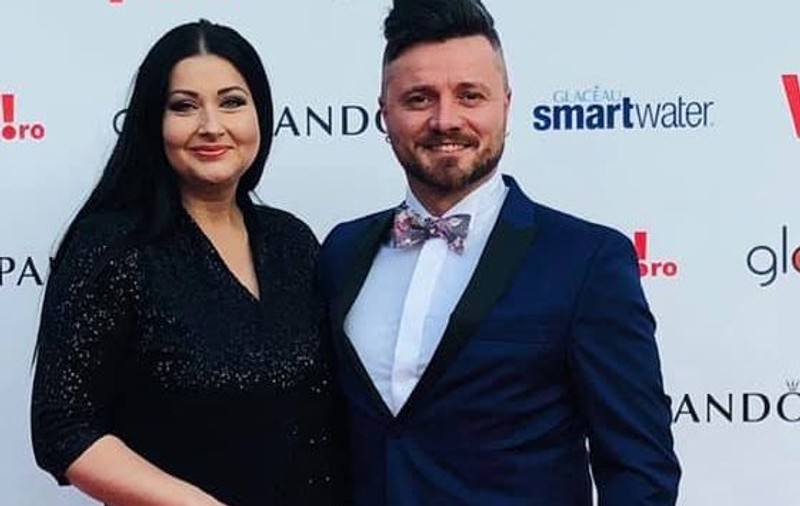 Gabi Cristea și Tavi Clonda se pregătesc pentru prima vacanță peste hotare cu fetele. Își iau prietena cu ei, ca să aibă ajutor