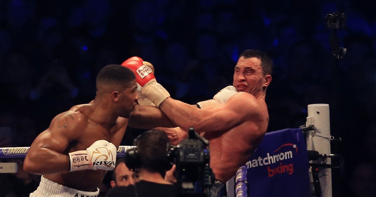 Britanicul Anthony Joshua (stânga) îl lovește pe Vladimir Kliciko în timpul meciului disputat pe 29 aprilie 2017, pe stadionul Wembley din Londra. (FOTO: HEPTA)