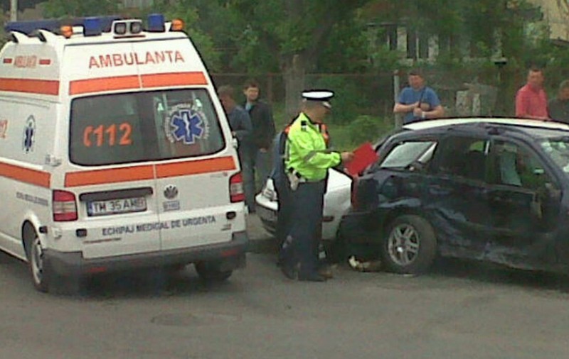 Ambulanță implicată într-un accident în județul Timiș. Șoferul și asistenta medicală au fost răniţi