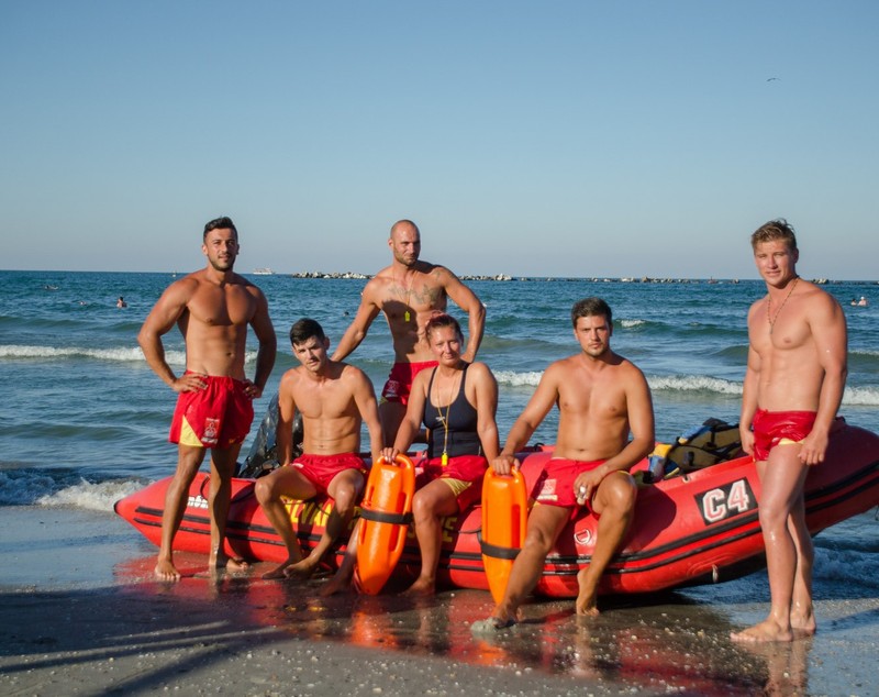Criză de «salvatoare» pe litoral! Ea e singura fată - salvamar din Mamaia