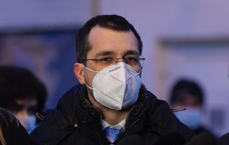 Criticat de premier pentru neplata personalului din centrele de vaccinare, Vlad Voiculescu spune că un funcţionar din Ministerul Sănătăţii este vinovat