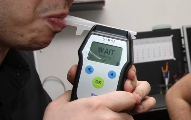 Un șofer din Prahova a rămas fără permis, deși spune că nu a consumat alcool. El susține că a curățat mașina cu spirt înainte de a pleca la drum