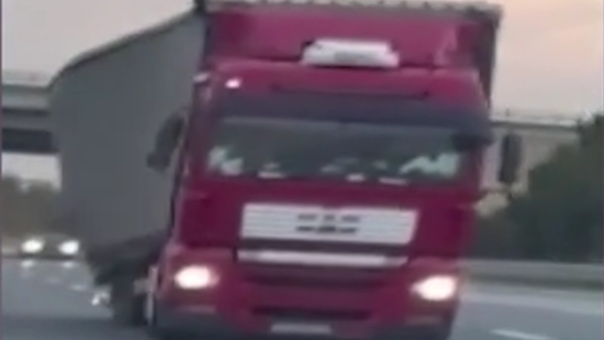 Șoferul de TIR a condus haotic până a pierdut toată încărcătura
