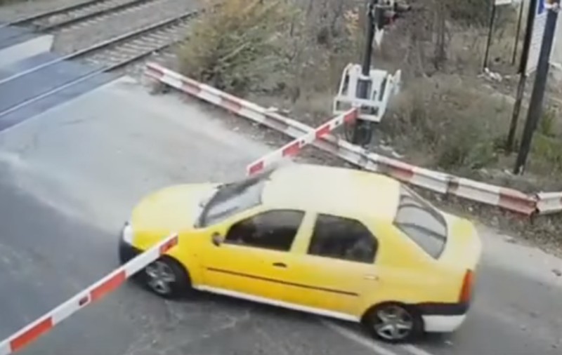 Șofer căutat de polițiști, după ce a forțat o trecere de cale ferată din cartierul bucureștean Andronache