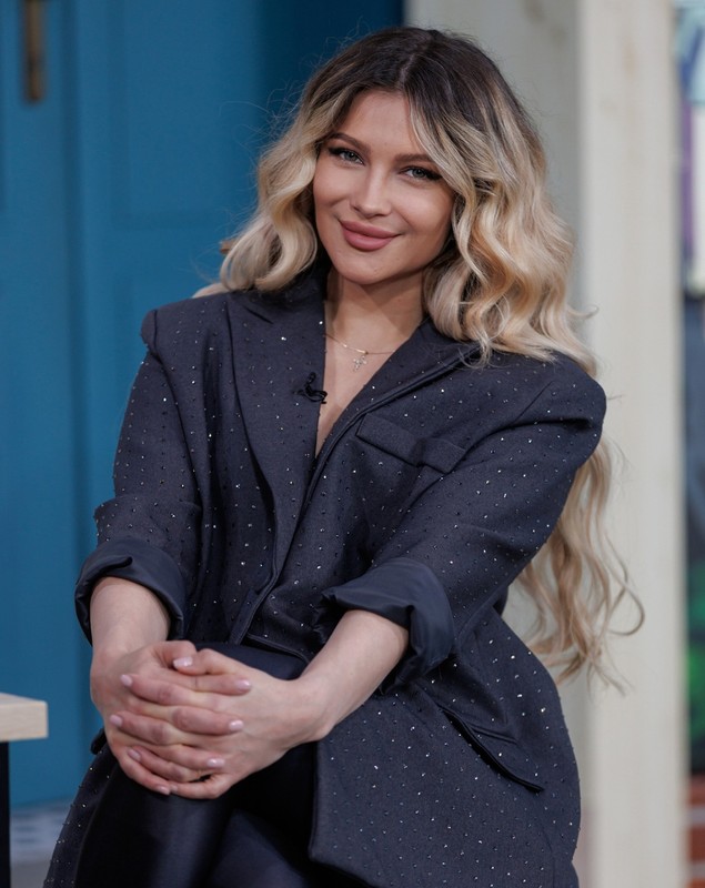Lora, încasări de 70.000 de euro într-o singură lună. Artista face economii pentru casa mult visată
