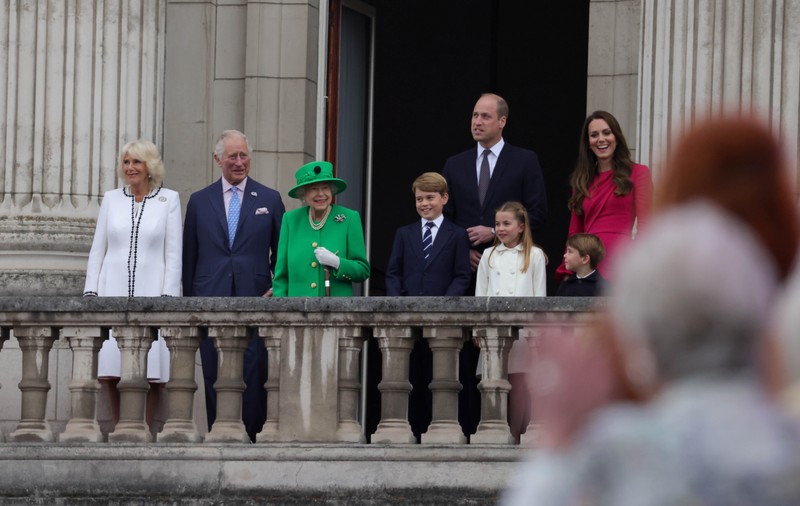 Regina Elisabeta a II-a, apariție surpriză la balconul Palatului Buckingham, la finalul festivităților Jubileului de Platină