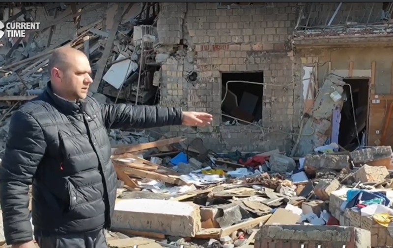 Durerea unui tată care își îngroapă copilul de doi ani, ucis în bombardamente. „Pentru ce se întâmplă toate astea?”