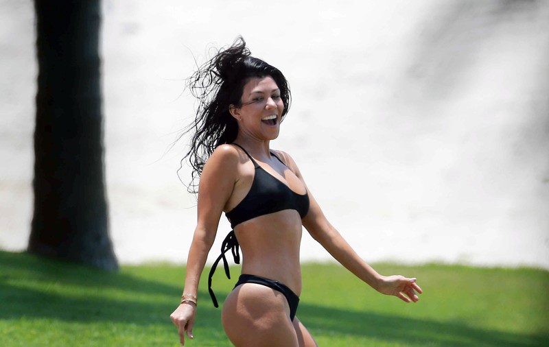Kourtney Kardashian nu are deloc probleme cu nuditatea. A pozat complet goală la 38 de ani