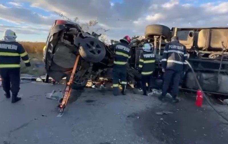 Doi morți după ce șoferul unui BMW a făcut o depășire periculoasă și s-a izbit de un TIR, în Iași | VIDEO
