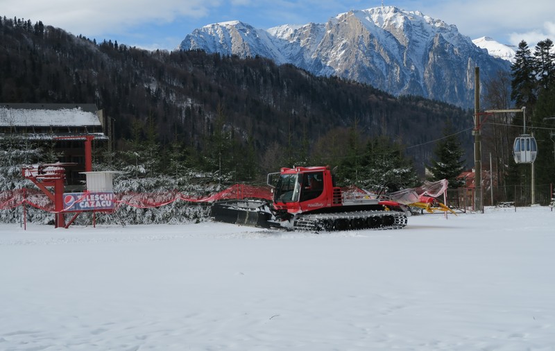 Sezonul de schi pe Valea Prahovei începe în acest week-end. Ultimele pregătiri pe pârtie și la instalația de transport pe cablu