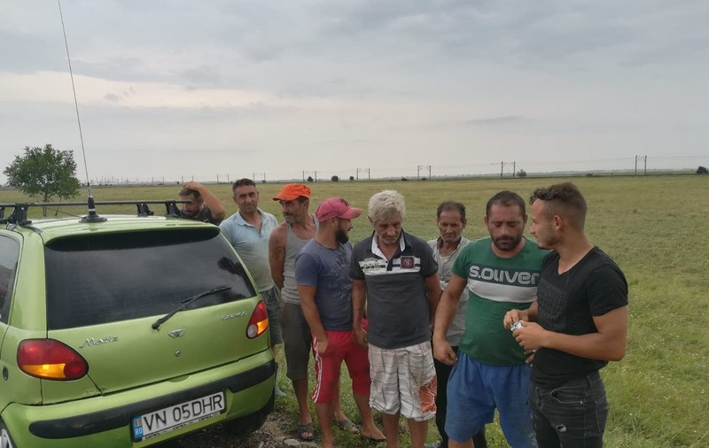Opt într-un Matiz! Ce explicații le-au dat polițiștilor bărbații care s-au înghesuit în mașină / FOTO