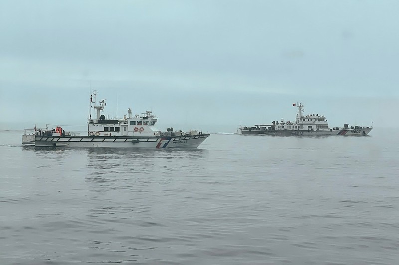Navă a pazei de coastă din Taiwan care monitorizează o navă a pazei de coastă chineze în apropierea insulei Wuqiu