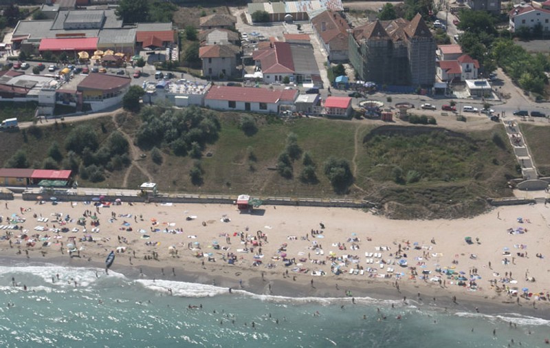 100 de metri de plajă din Eforie Sud, acoperită de o alunecare de teren