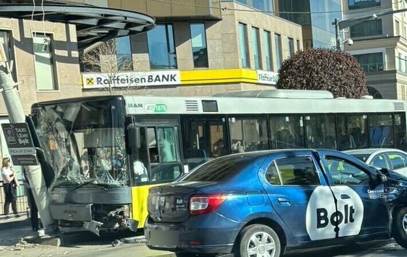 Un autobuz din Iași a lovit o mașină, apoi s-a oprit într-un stâlp. Patru persoane au ajuns la spital