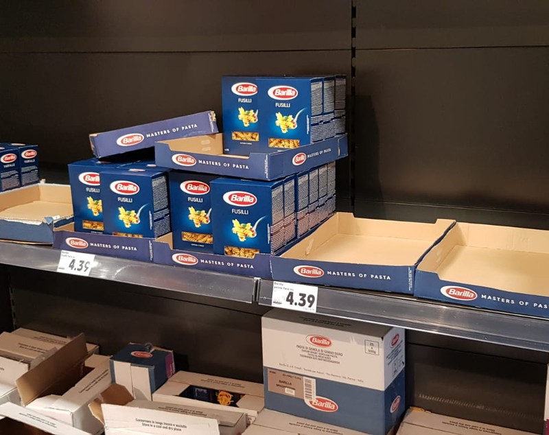 FOTO | Cozi la supermarketuri, de teama coronavirusului: „Ca de Crăciun, Paște sau 1 Mai a fost”