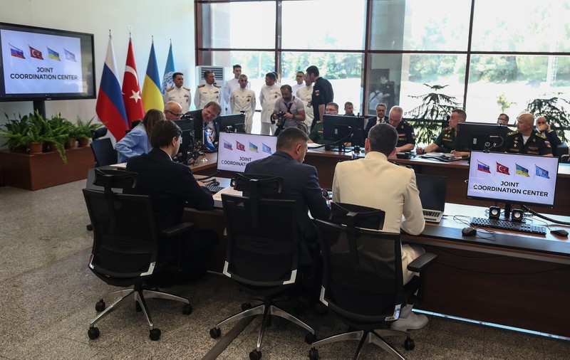 Centrul de la Istanbul care supervizează exporturile de cereale ucrainene a fost inaugurat. Imagini cu militari ucraineni și ruși la aceeași masă