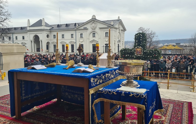 Slujbă de Bobotează pe ploaie la Iași și lume puțină comparativ cu alți ani: „Parcă nu este optimism” | Reportaj
