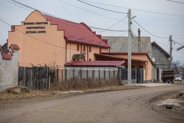În jurul casei de rugăciune se organizează viaţa rromilor penticostali din Apaţa