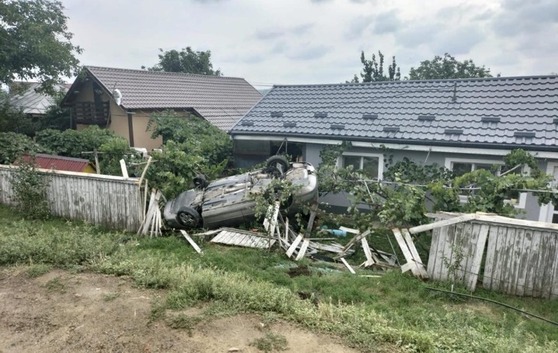 Accident spectaculos în Vaslui. Un tânăr de 19 ani din Buzău a ratat o depășire, a doborât un gard și a aterizat cu mașina în casa unui localnic