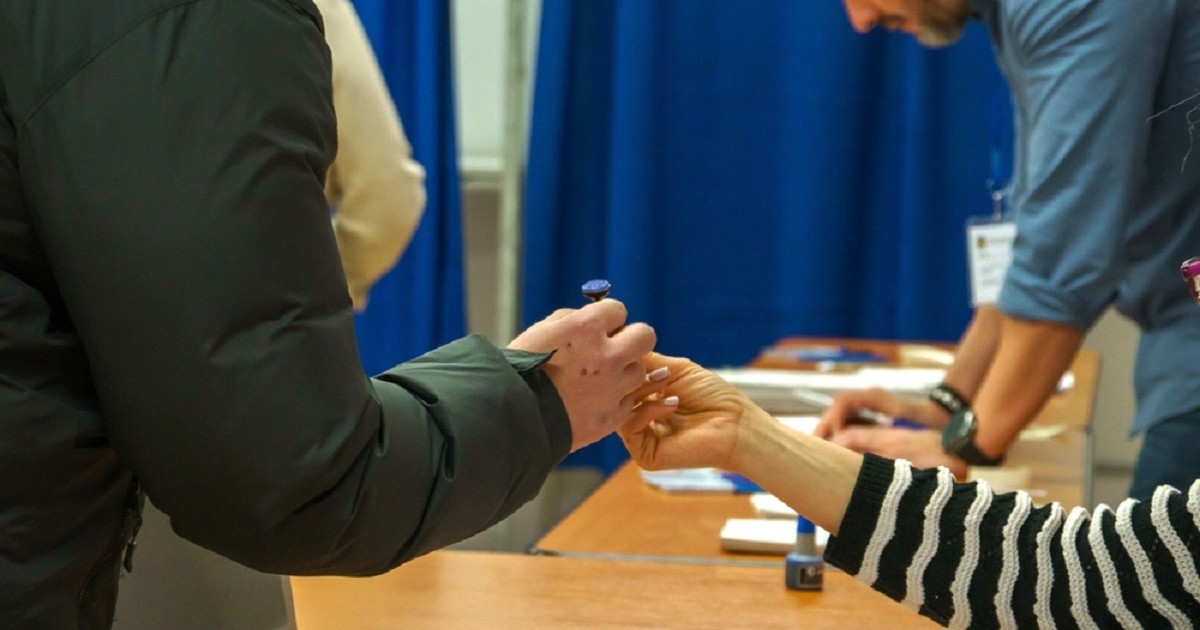 Cum se votează corect la alegerile pentru primăria București 2025 - Un aleg[tor primeste stampila de vot