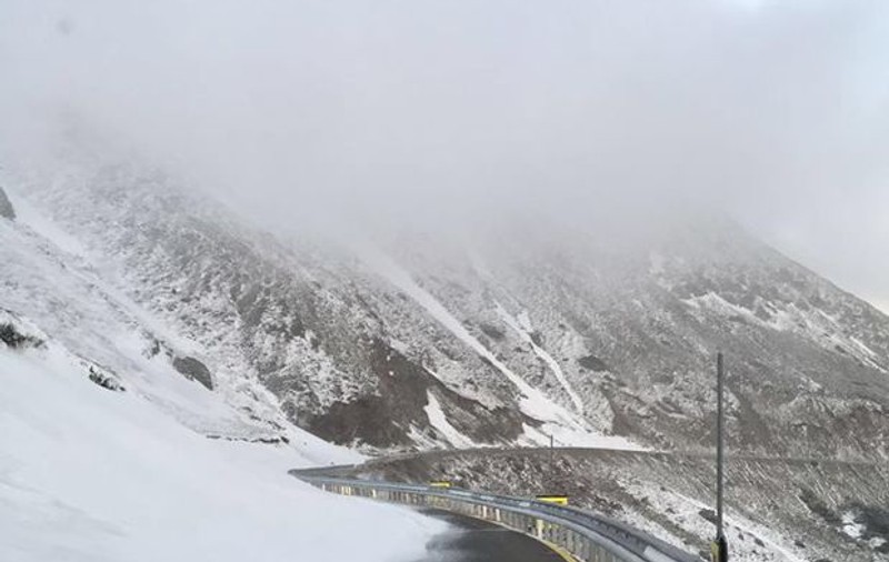 Turişti blocaţi pe Transalpina, salvați de jandarmi. S-au aventurat pe un drum închis circulaţiei