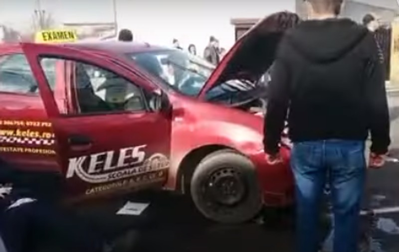 Mașină aflată în timpul examenului auto, lovită de un alt autoturism, la Brăila. Polițistul-examinator, în stare gravă