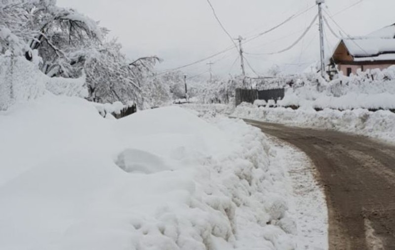 Zeci de oameni dintr-o comună din Gorj nu au curent electric de aproape o săptămână. În beznă din cauza ninsorilor puternice