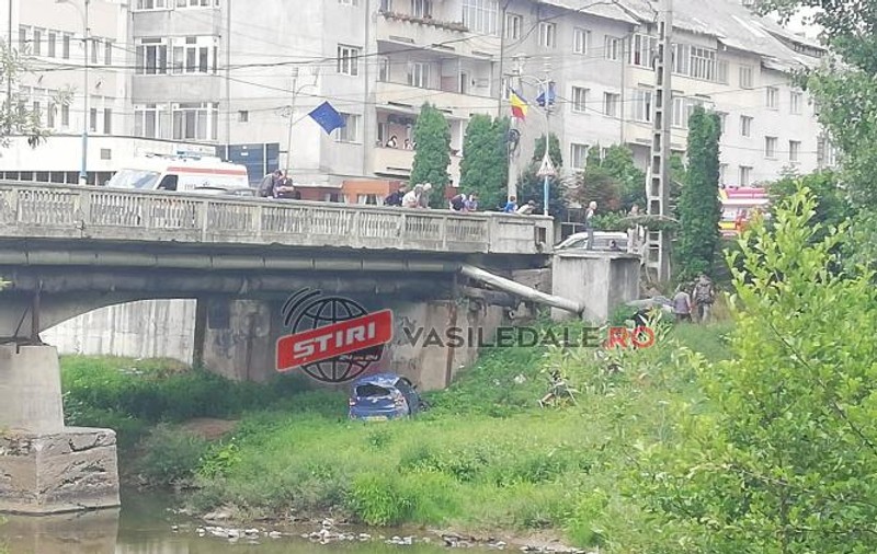 A plonjat cu mașina într-un râu din Maramureș. Un copil de 5 ani și părinții săi, la un pas de moarte