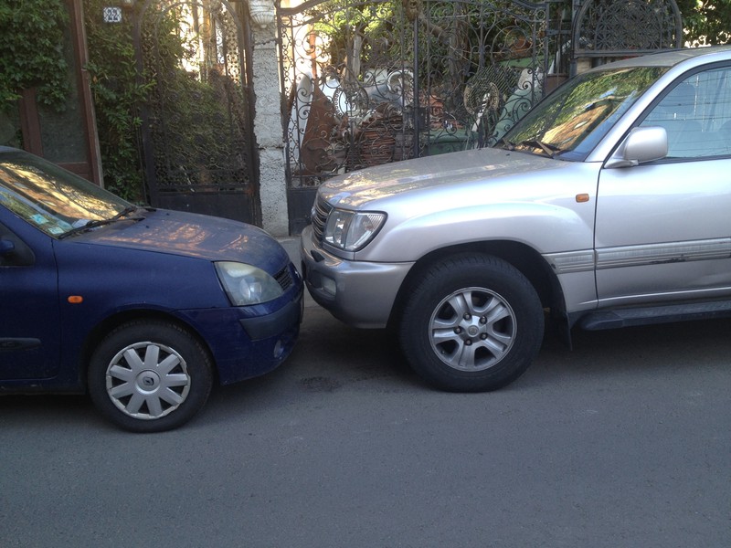 Mașina Daniel Prodan, blocată la ”mantinelă”. În spate, în curtea parcă se ”colecționează” fier vechi FOTO: Daniel Prodan