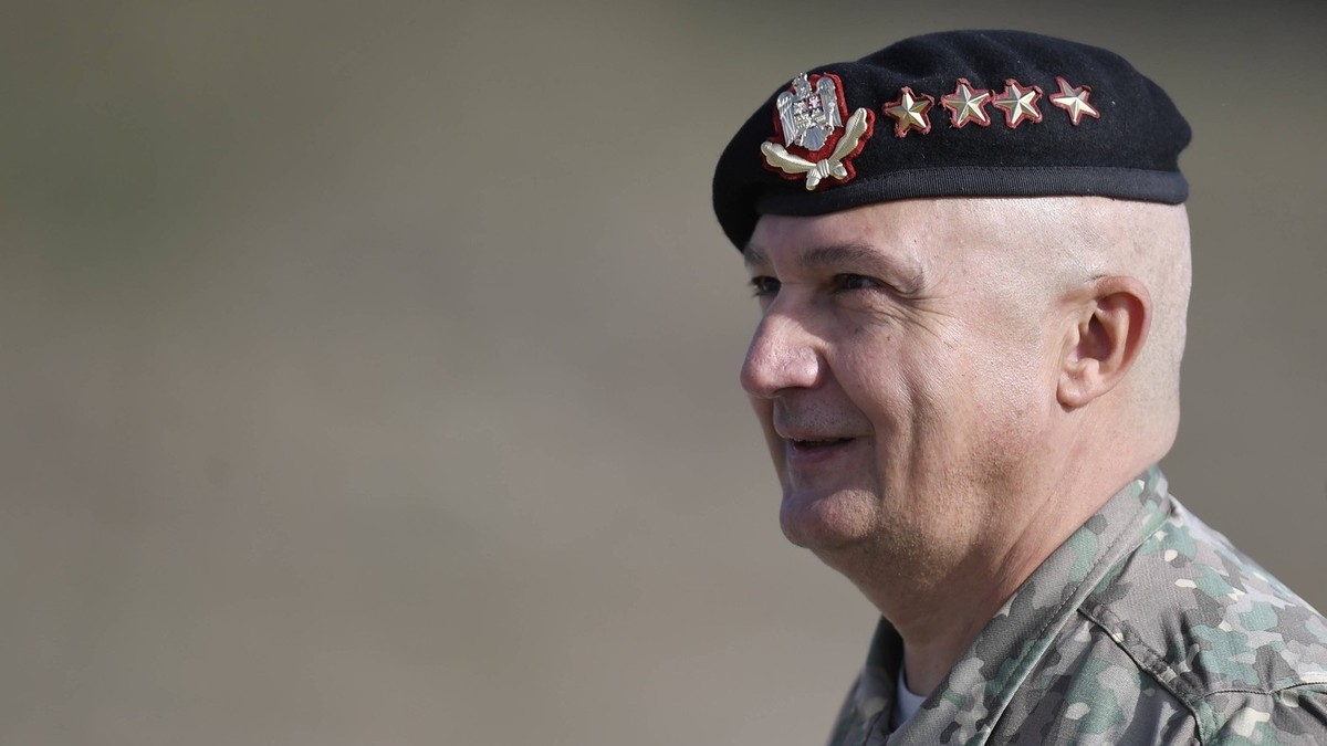 Un general cu beretă pe care se văd stelele care-i indică gradul