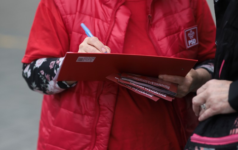 Goana după autograful doamnei Popescu