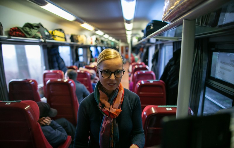 Ziua alegerilor prezidențiale văzută din trenul București-Timișoara. Andreea Archip ia pulsul electoratului trecând prin regiuni dominate de Dăncilă și Iohannis