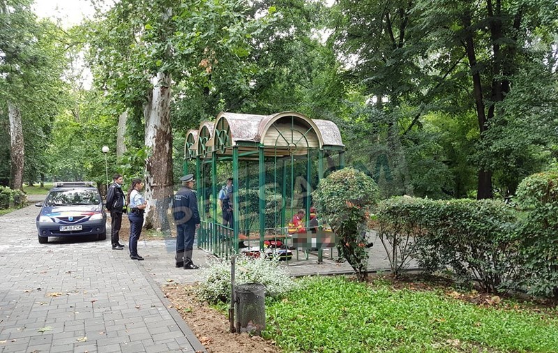 Un bărbat s-a spânzurat într-un parc din Satu Mare. Martorii n-au sunat la 112, ci au așteptat să vină un echipaj de poliție!