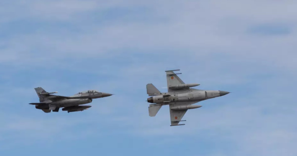 Două avioane de luptă F-16 în timpul zborului